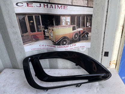 Rangka grille pada bumper JAGUAR F-TYPE MX5317F908B Kondisi Baik