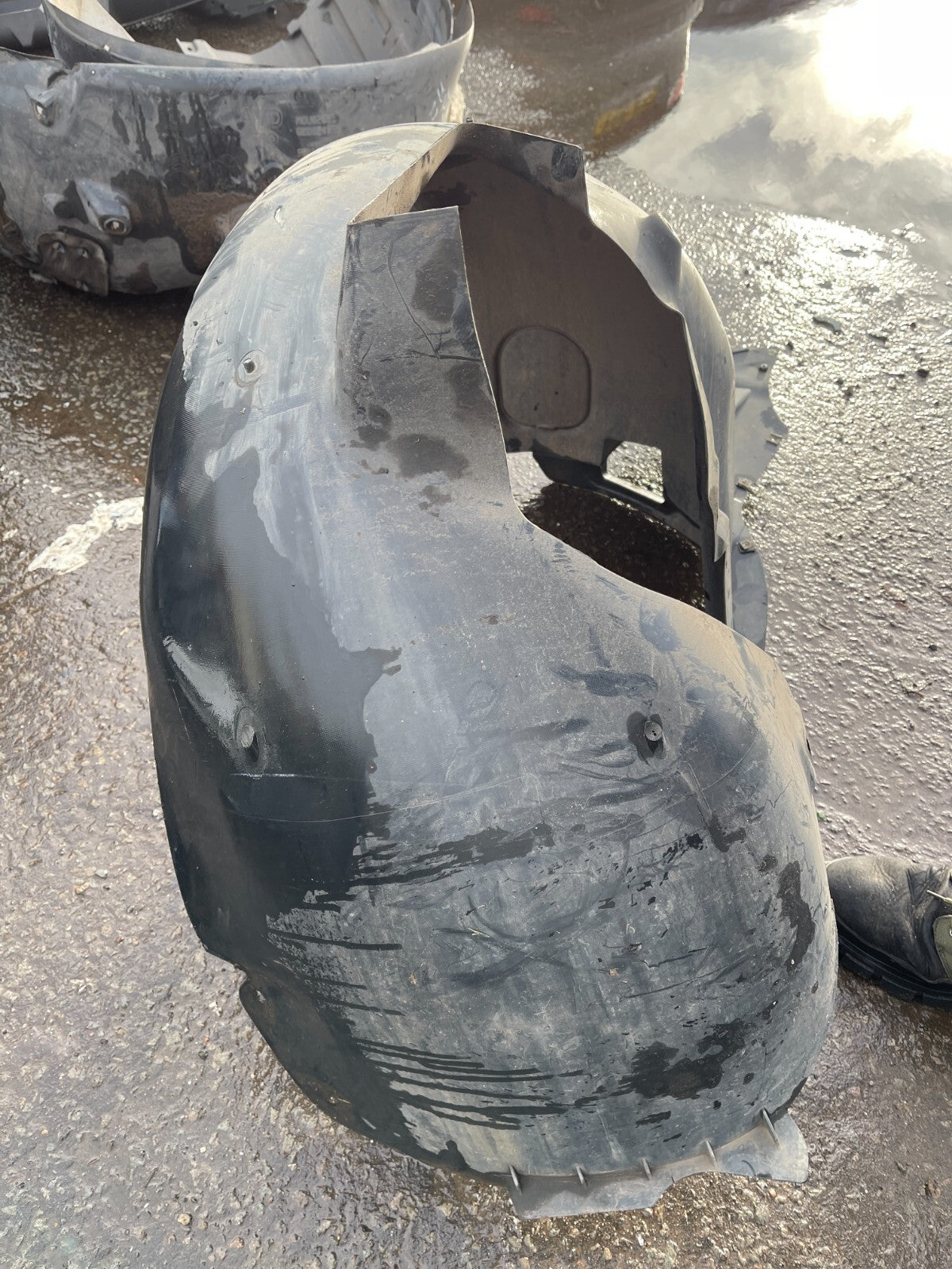 2K5805911K Genuine VOLKSWAGEN Caddy Van / Kombi Wheel Arch Liner Left Front DENT