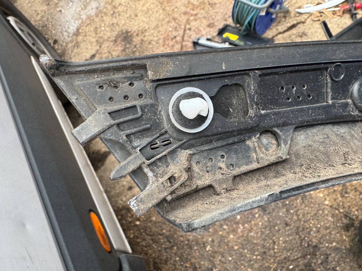 Volvo V60 2022 Right fender trim molding 31463766