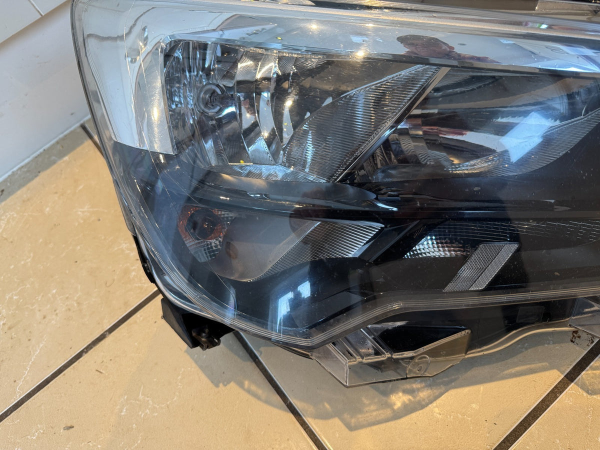 Vauxhall Combo E MK5 2018 RIGHT Headlamp 9816823780 DAMAGED