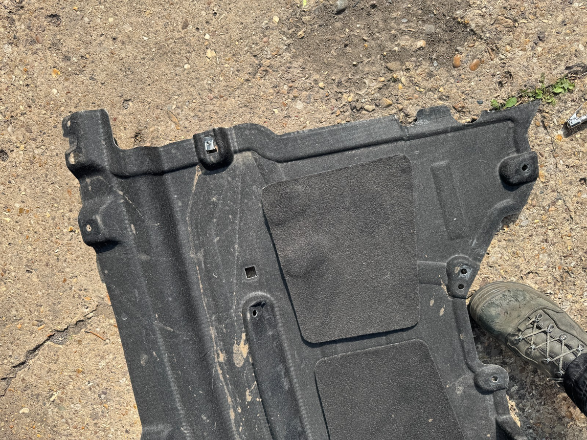 LAND ROVER DEFENDER 110 L633 2024 MID LEFT SIDE UNDERTRAY L8B2104C21AH Damaged