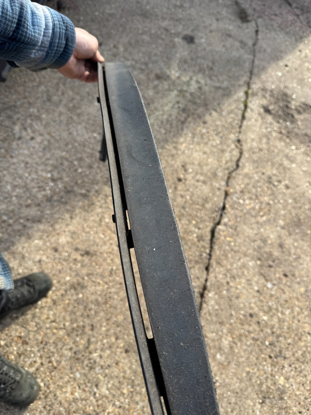 2015-2017 Kia Rio - 865911w700 lower bumper lip deflector damaged
