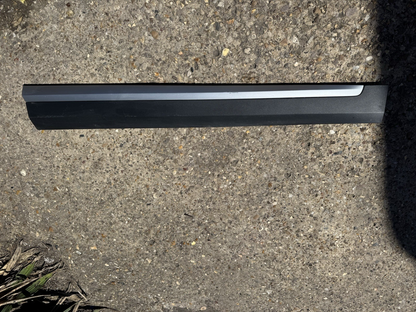MG ZS 2024 Front right door trim moulding P10360766 Damaged
