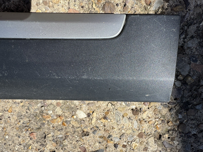 MG ZS 2024 Front right door trim moulding P10360766 Damaged