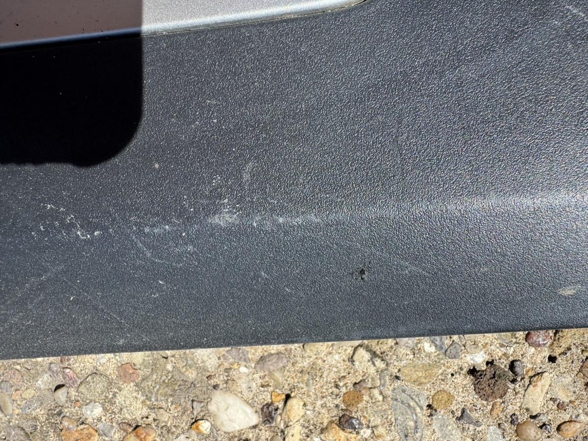 MG ZS 2024 Front right door trim moulding P10360766 Damaged
