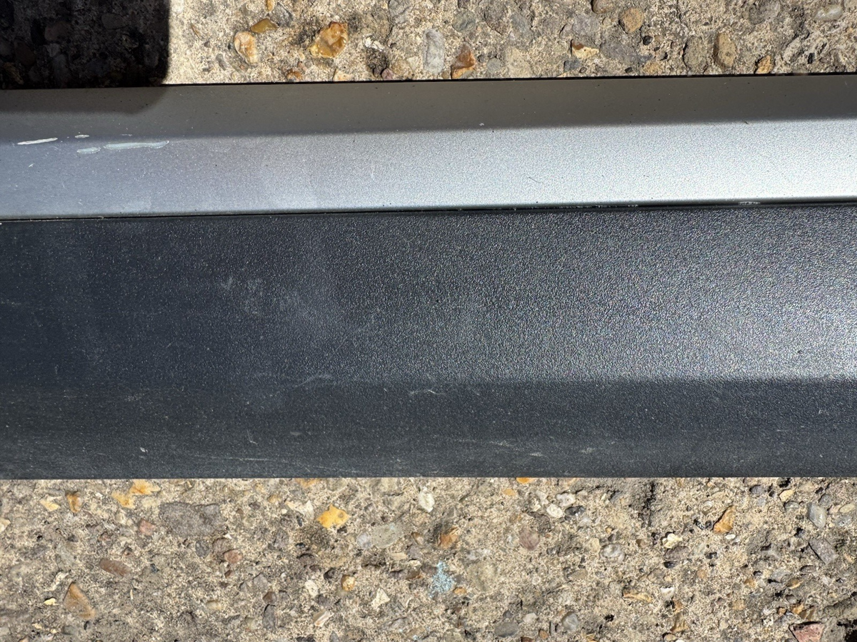 MG ZS 2024 Front right door trim moulding P10360766 Damaged