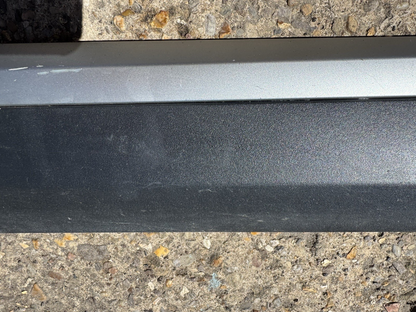 MG ZS 2024 Front right door trim moulding P10360766 Damaged