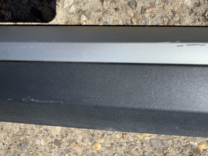 MG ZS 2024 Front right door trim moulding P10360766 Damaged