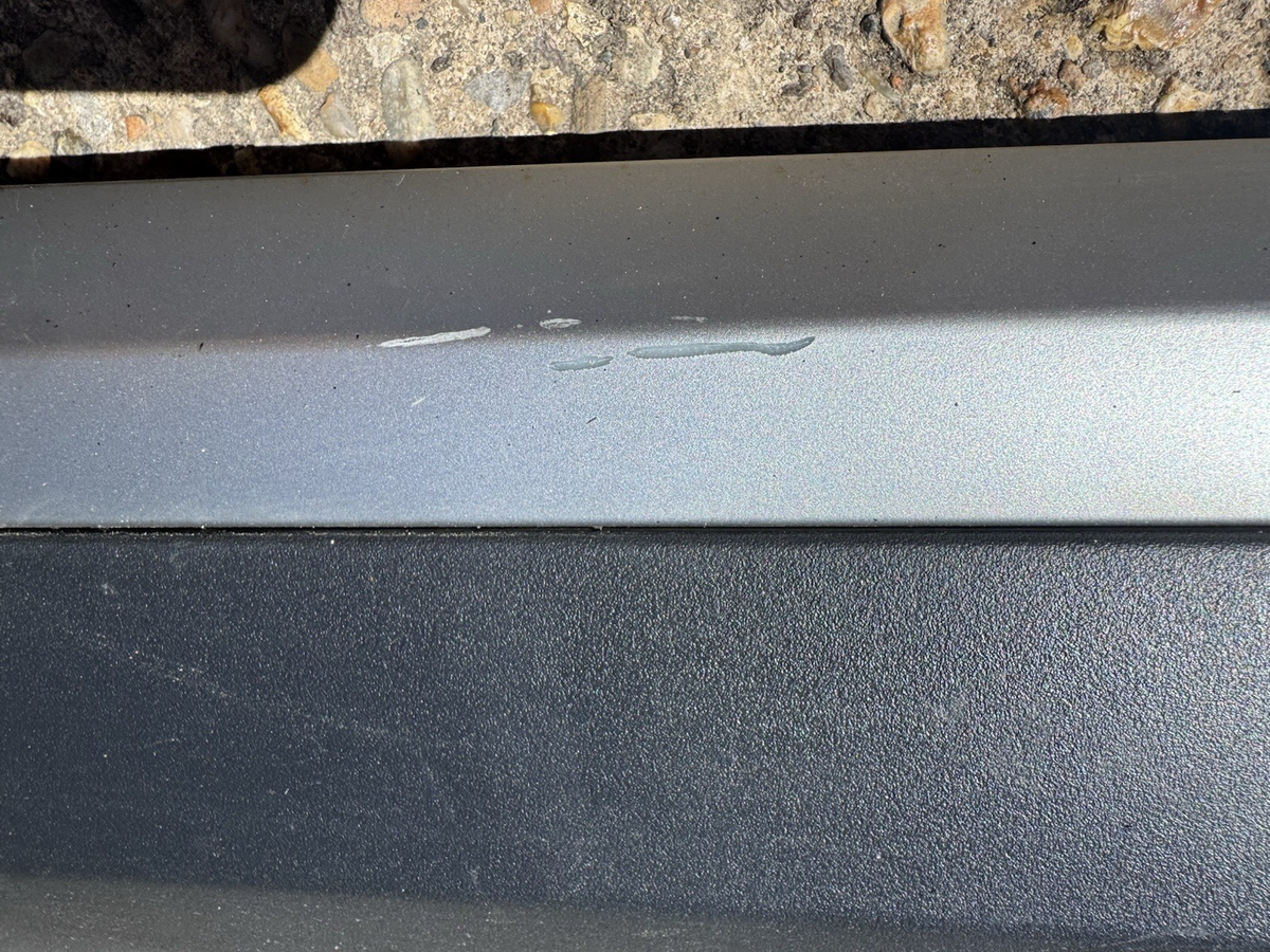 MG ZS 2024 Front right door trim moulding P10360766 Damaged