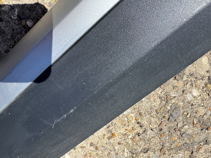 MG ZS 2024 Front right door trim moulding P10360766 Damaged