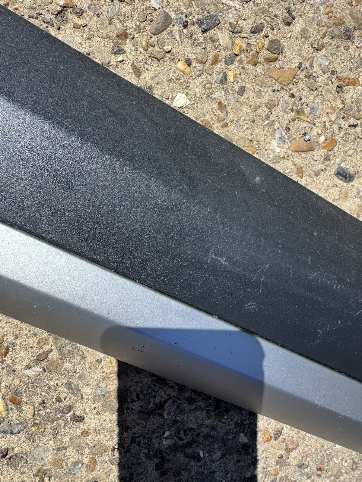 MG ZS 2024 Front right door trim moulding P10360766 Damaged