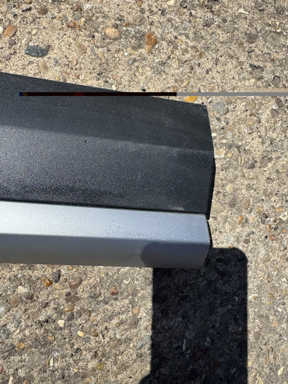 MG ZS 2024 Front right door trim moulding P10360766 Damaged