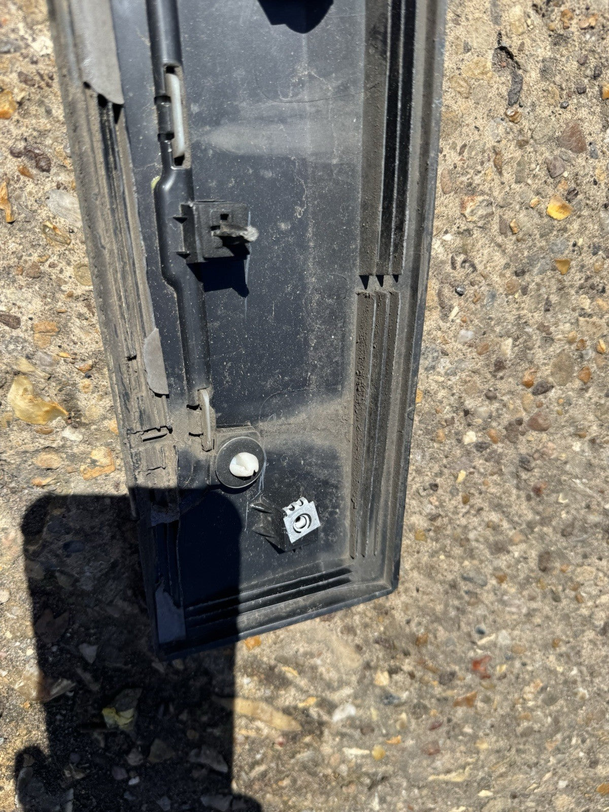 MG ZS 2024 Front right door trim moulding P10360766 Damaged
