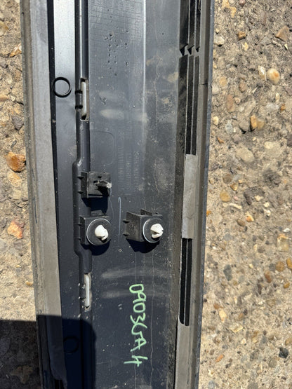 MG ZS 2024 Front right door trim moulding P10360766 Damaged