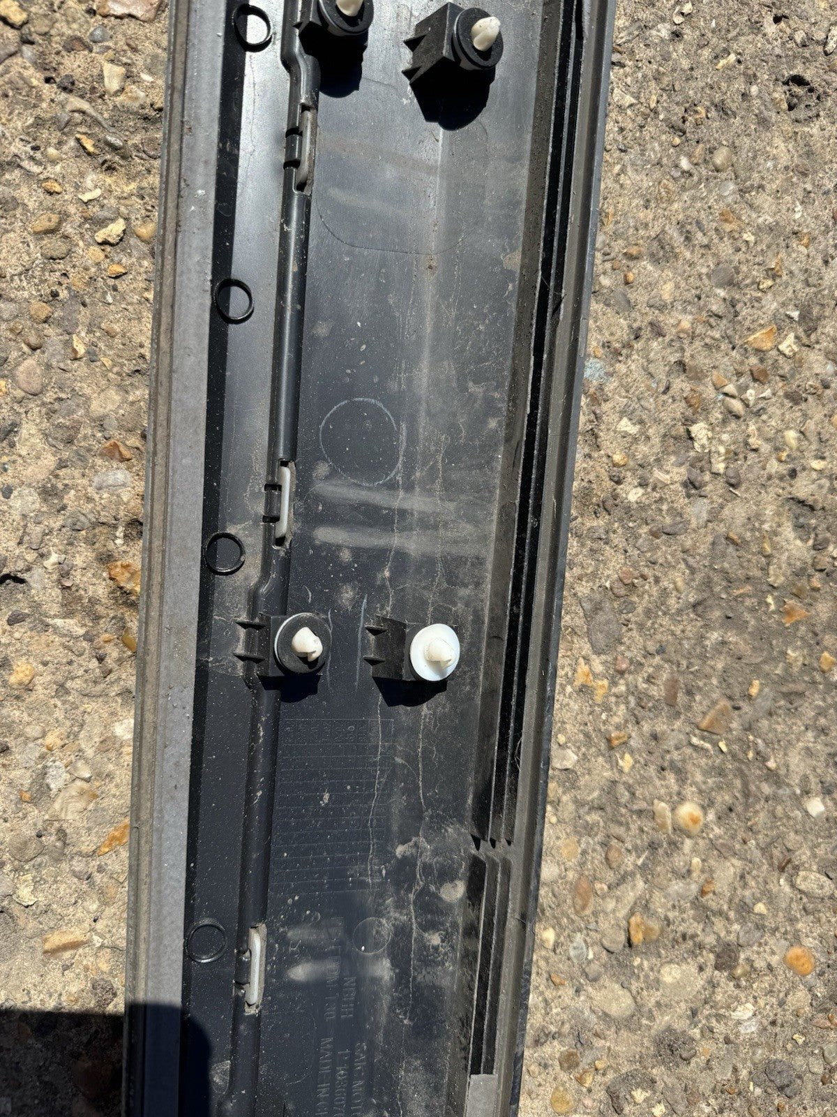 MG ZS 2024 Front right door trim moulding P10360766 Damaged