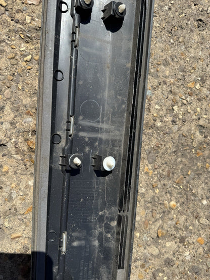 MG ZS 2024 Front right door trim moulding P10360766 Damaged