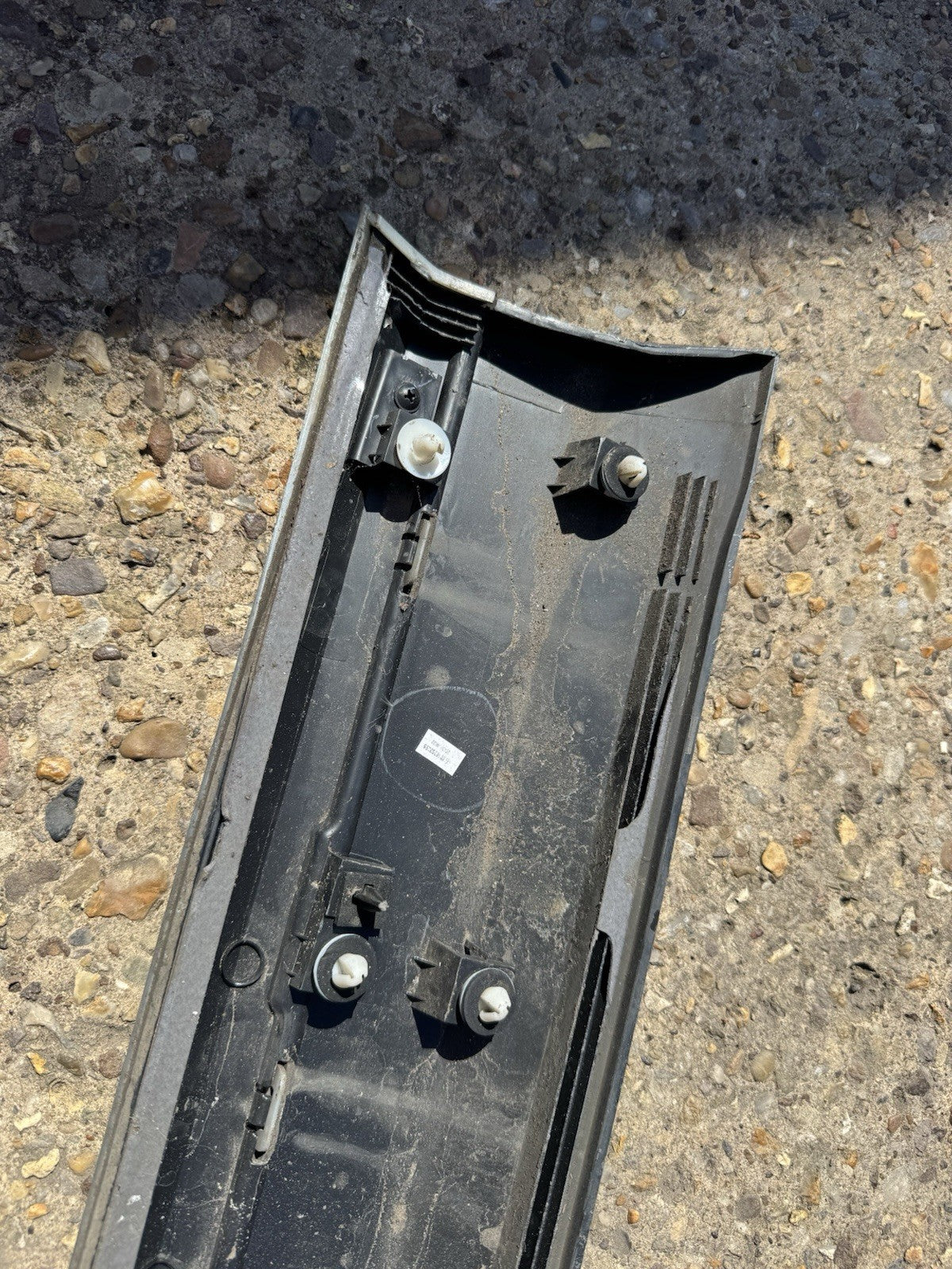 MG ZS 2024 Front right door trim moulding P10360766 Damaged