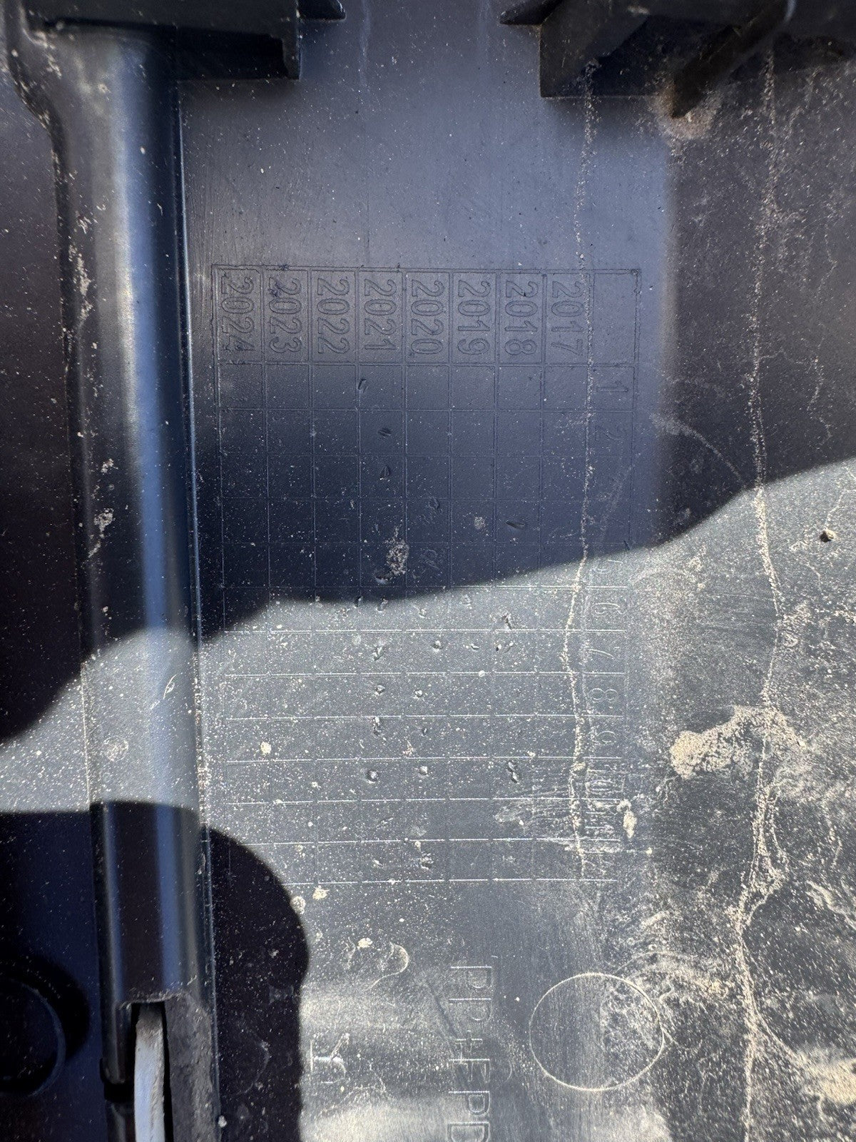 MG ZS 2024 Front right door trim moulding P10360766 Damaged