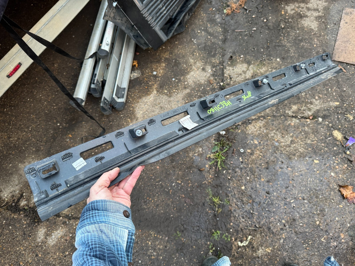 Land Rover Discovery L462 Front Left Door Moulding subframe only without cover