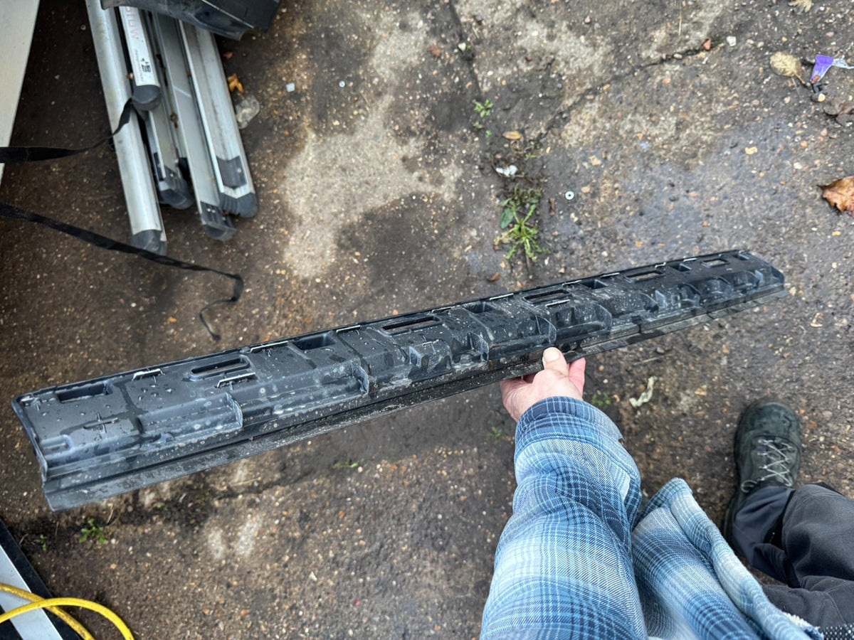 Land Rover Discovery L462 Front Left Door Moulding subframe only without cover