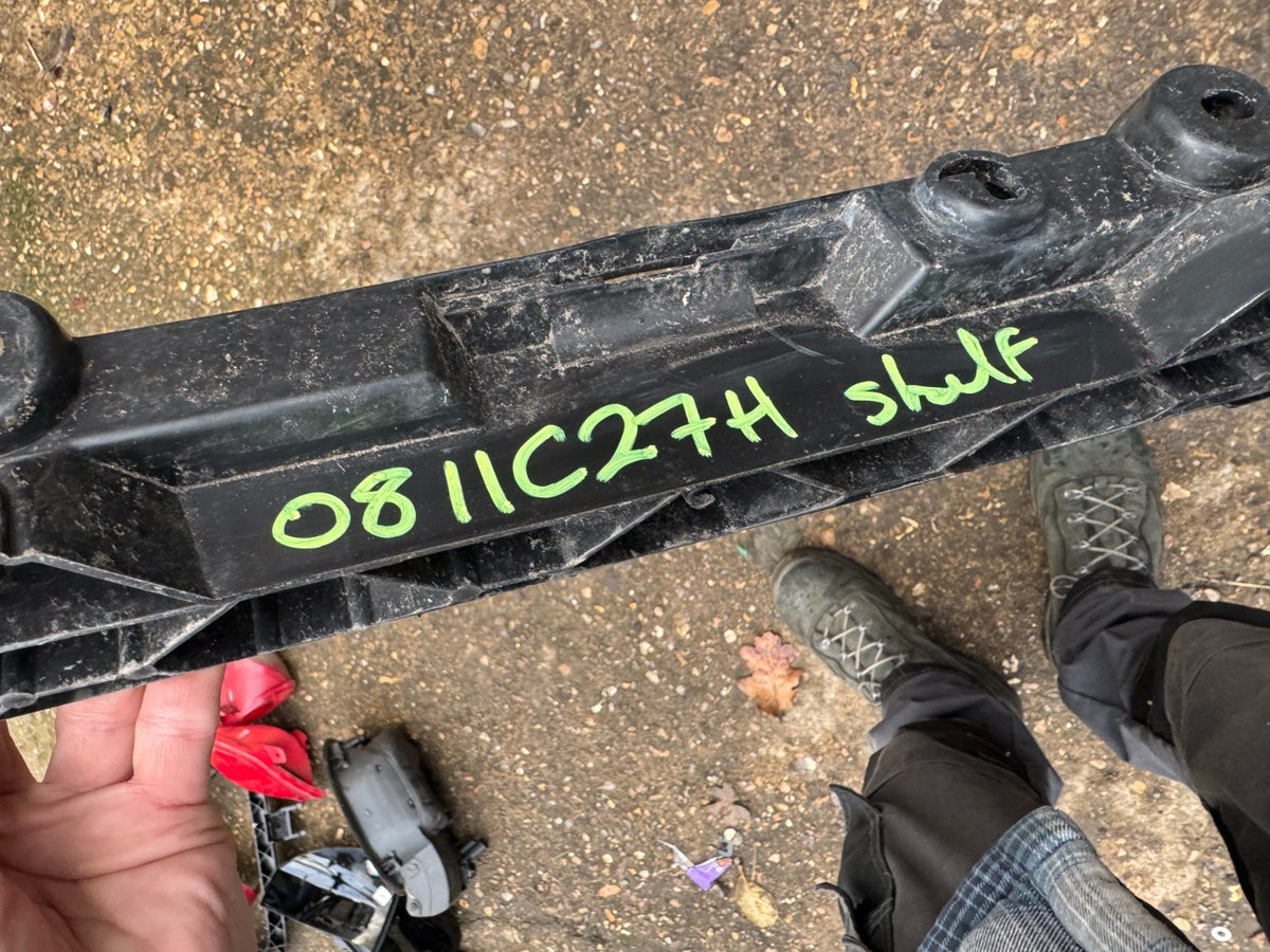 VOLVO V60 MK2 Rear Bumper Middle Bracket 31455676 32395685
