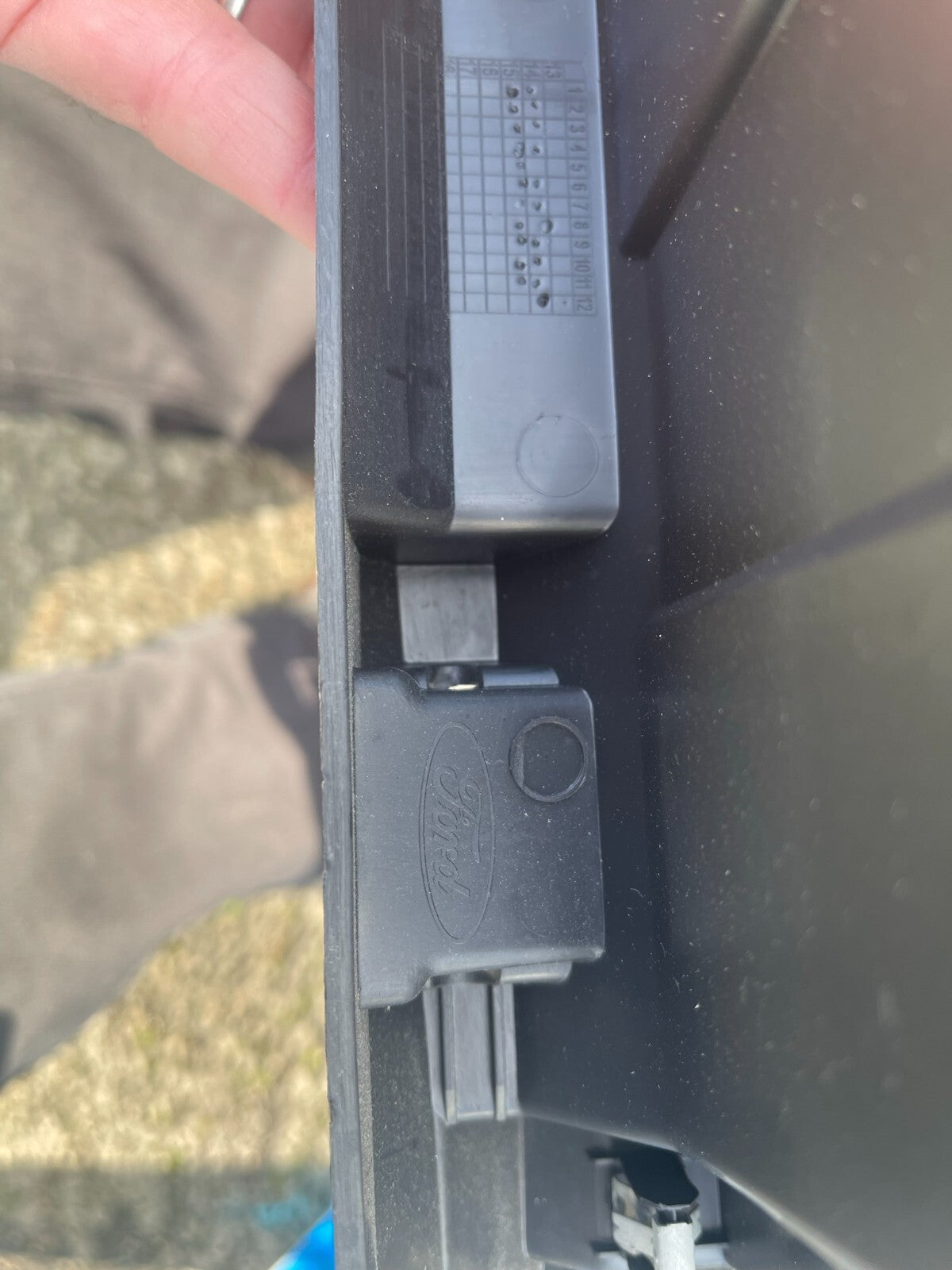 FORD FOCUS GLOVE BOX COMPARTMENT MOUNTING PLATE F1EBA06010 14-18