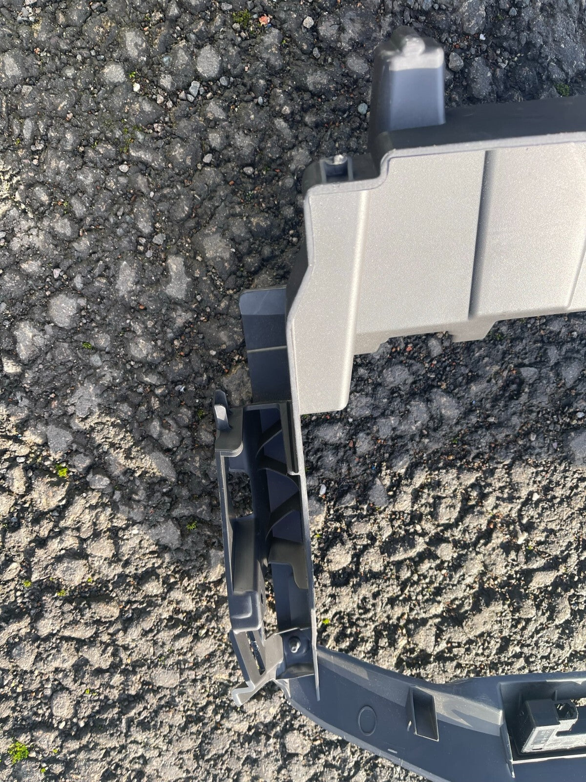 FORD FOCUS GLOVE BOX COMPARTMENT MOUNTING PLATE F1EBA06010 14-18