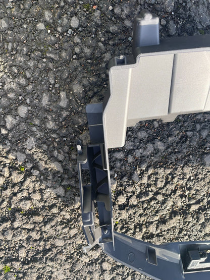 FORD FOCUS GLOVE BOX COMPARTMENT MOUNTING PLATE F1EBA06010 14-18