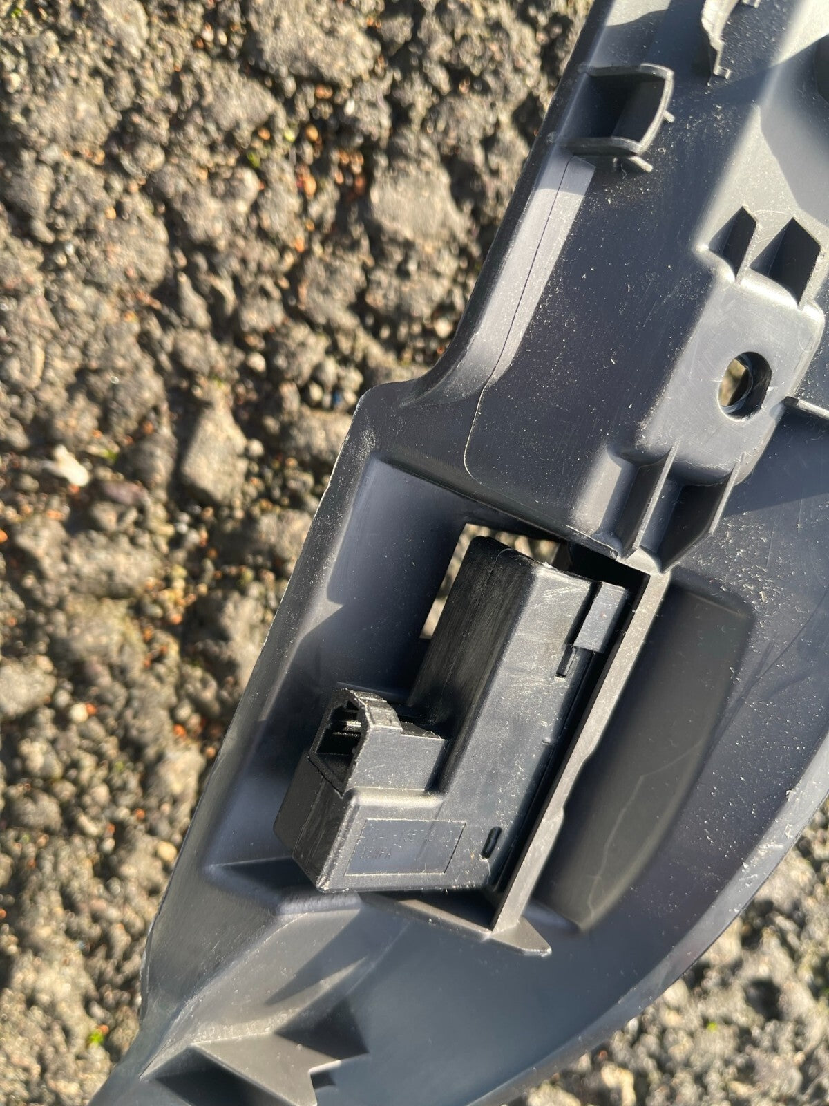 FORD FOCUS GLOVE BOX COMPARTMENT MOUNTING PLATE F1EBA06010 14-18