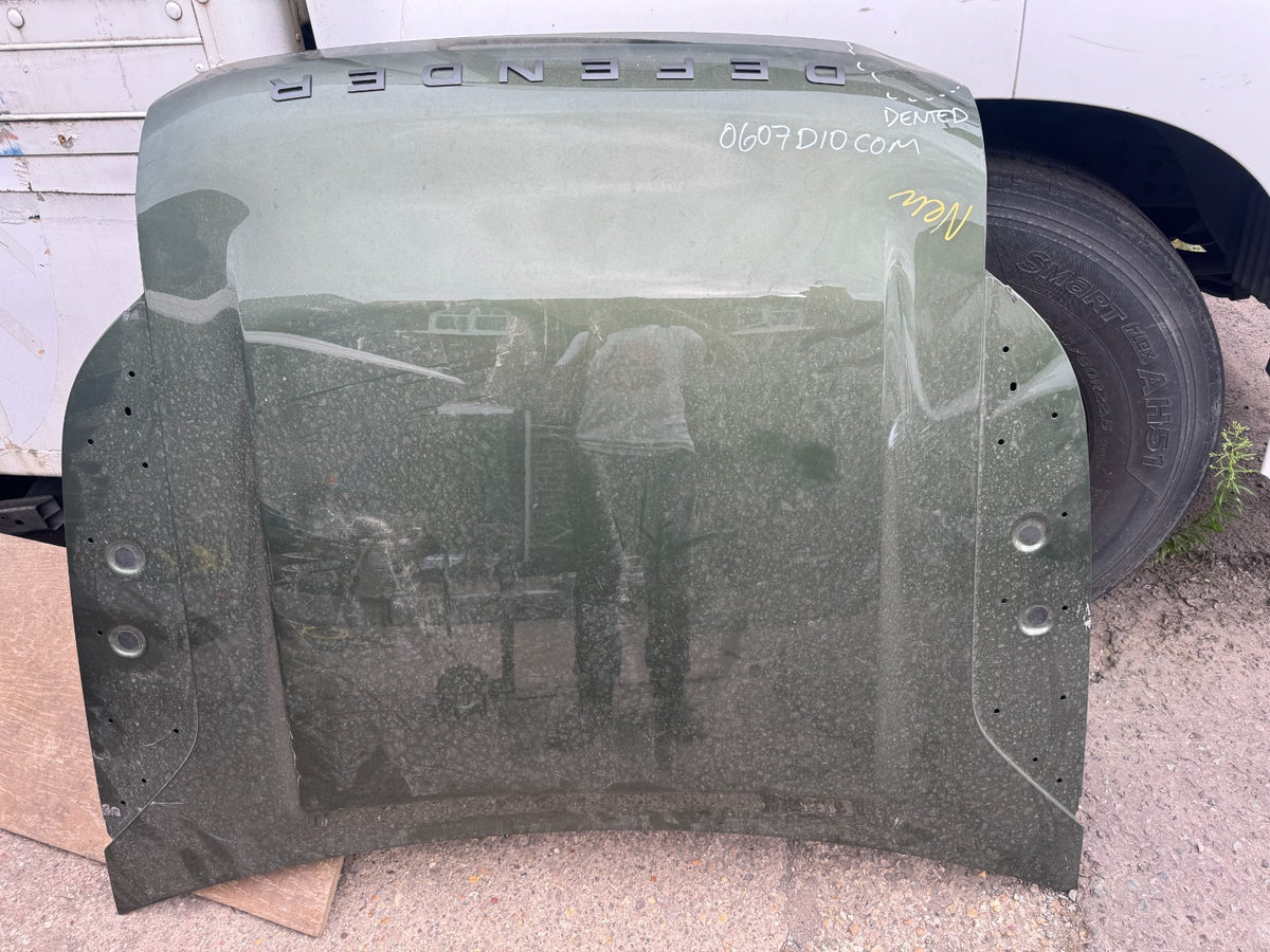 Kap Mesin Land Rover Defender L663 penyok