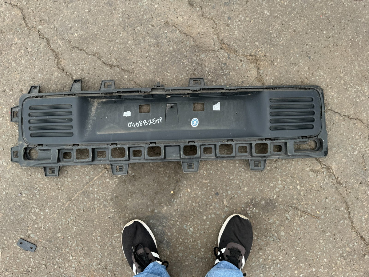 Molding Bumper Belakang Dudukan Plat Nomor Renault Twingo 2015