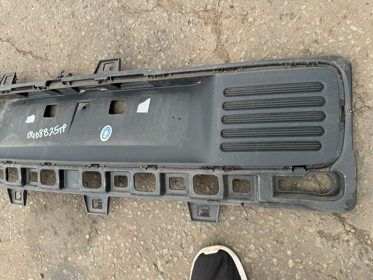Molding Bumper Belakang Dudukan Plat Nomor Renault Twingo 2015