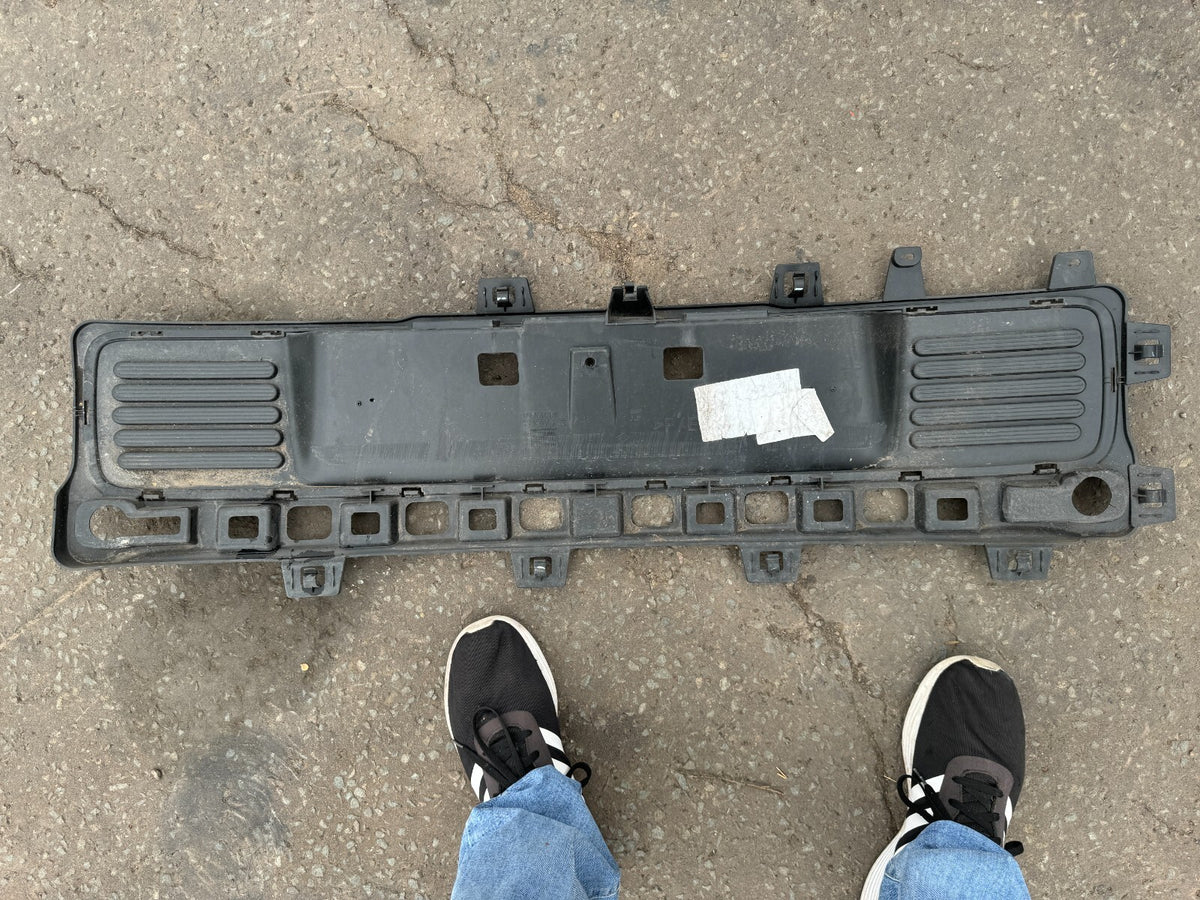 Molding Bumper Belakang Dudukan Plat Nomor Renault Twingo 2015