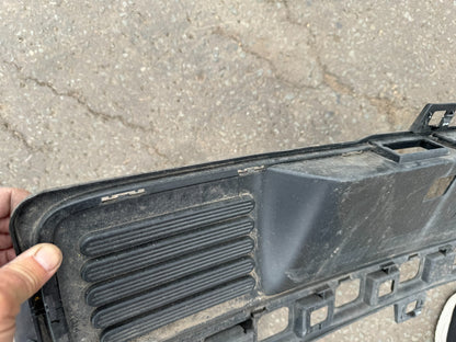 Molding Bumper Belakang Dudukan Plat Nomor Renault Twingo 2015