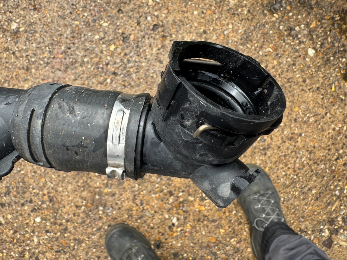 RANGE ROVER VELAR 2021 WATER COOLANT PIPE M8A2-8286-CD Damaged
