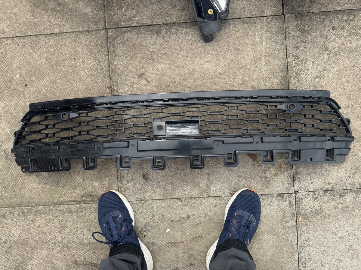 Range Rover Sport L461 Front Lower Grille 2026 N9X2-8A133-A Trim Ends Missing