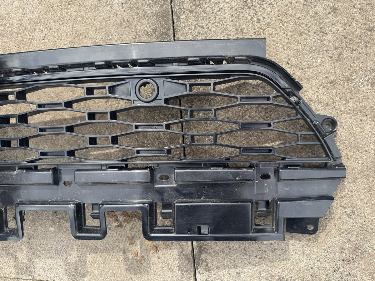 Range Rover Sport L461 Front Lower Grille 2026 N9X2-8A133-A Trim Ends Missing