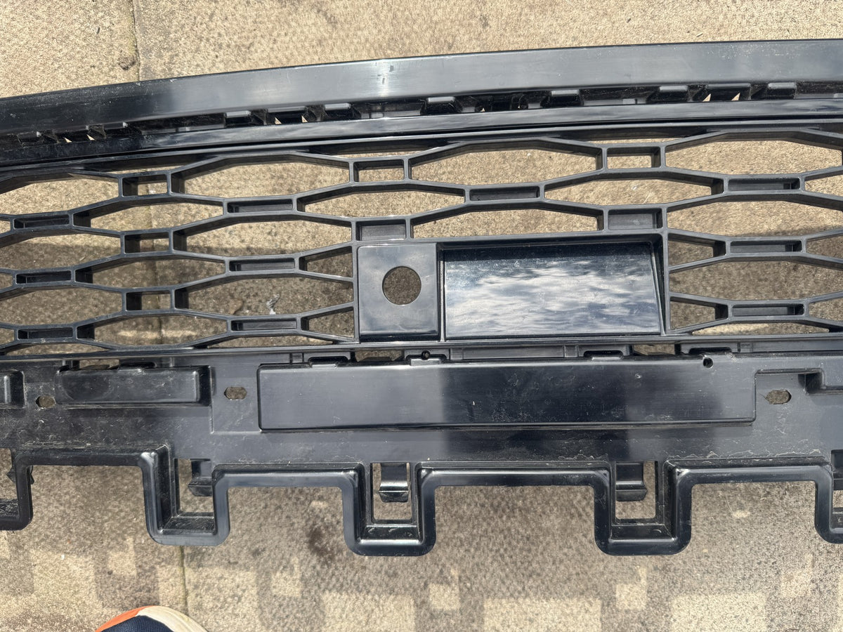 Range Rover Sport L461 Front Lower Grille 2026 N9X2-8A133-A Trim Ends Missing