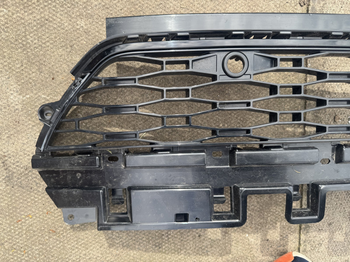 Range Rover Sport L461 Front Lower Grille 2026 N9X2-8A133-A Trim Ends Missing