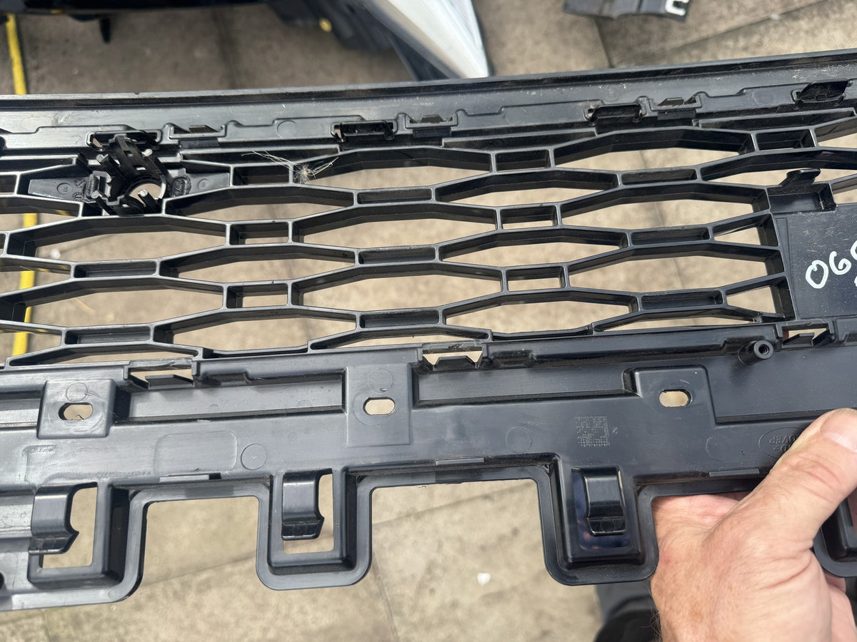 Range Rover Sport L461 Front Lower Grille 2026 N9X2-8A133-A Trim Ends Missing