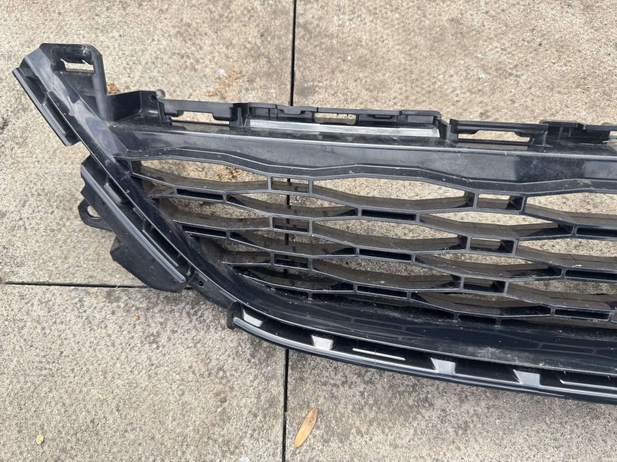 Range Rover Sport L461 Front Lower Grille 2026 N9X2-17F791-B Broken Clip
