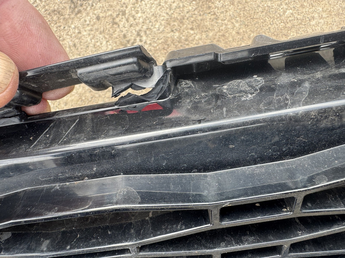 Range Rover Sport L461 Front Lower Grille 2026 N9X2-17F791-B Broken Clip