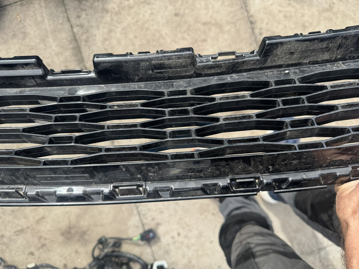 Range Rover Sport L461 Front Lower Grille 2026 N9X2-17F791-B Broken Clip