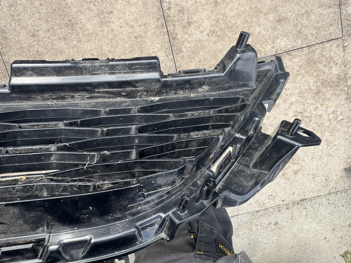 Range Rover Sport L461 Front Lower Grille 2026 N9X2-17F791-B Broken Clip