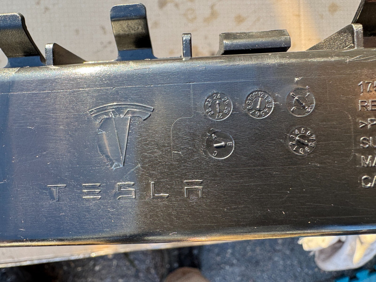 2024 TESLA MODEL 3 LONG 後保桿中央支撐架 1757096-00-D