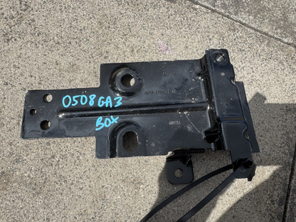 2017-2023 LAND ROVER DISCOVERY FRONT LEFT FENDER LOWER MOUNT BRACKET