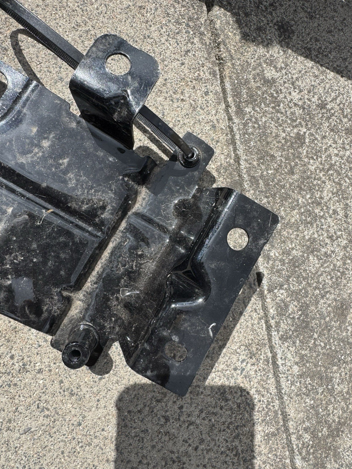 2017-2023 LAND ROVER DISCOVERY FRONT LEFT FENDER LOWER MOUNT BRACKET