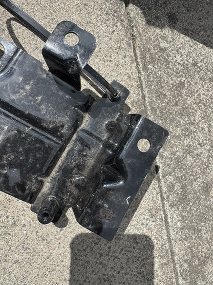 2017-2023 LAND ROVER DISCOVERY FRONT LEFT FENDER LOWER MOUNT BRACKET
