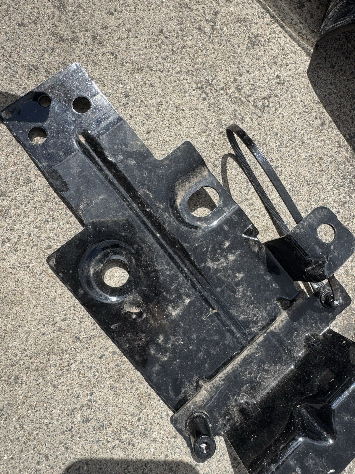 2017-2023 LAND ROVER DISCOVERY FRONT LEFT FENDER LOWER MOUNT BRACKET