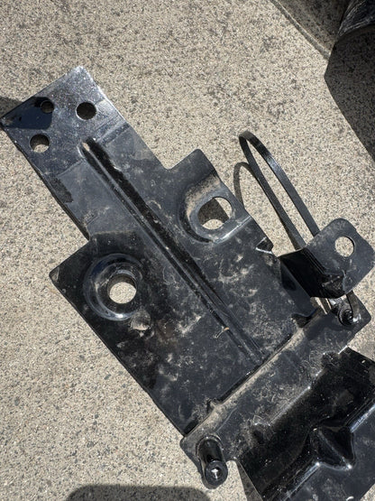 2017-2023 LAND ROVER DISCOVERY FRONT LEFT FENDER LOWER MOUNT BRACKET